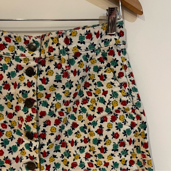 J.crew mercantile mini skirt with cream, red, yellow and green floral patterns. - Picture 4 of 7